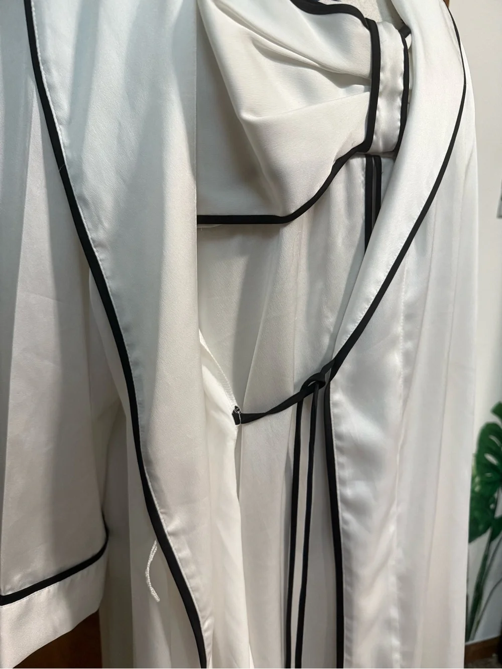 Kate Spade 2piece set- Mrs. bridal nightgown/robe -white with black piping (xl)